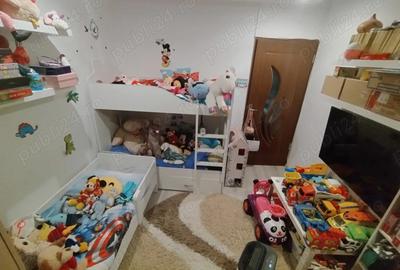 De vanzare apartament camere 3 - 4