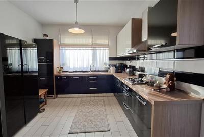 Casă individuală cu 6 camere cu Canalizare în Central - 6