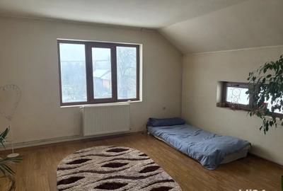 Inchiriez 1 camera la casa 9 km de tg jiu - 1