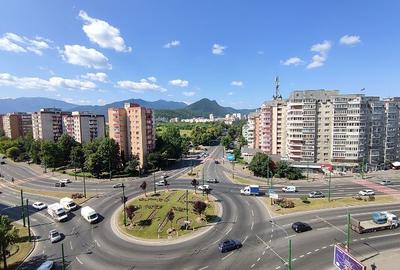 Apartament spațios cu 4 camere, liniștit și însorit.