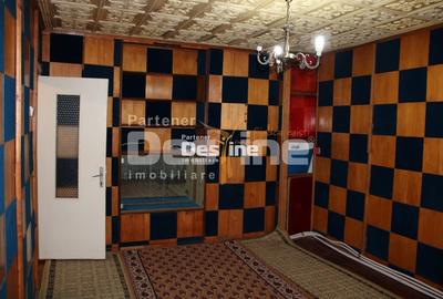 Apartament cu 3 camere decomandat în Roman - 2