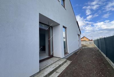 Duplex cu 4 camere cu Canalizare în Moșnița Nouă - 1