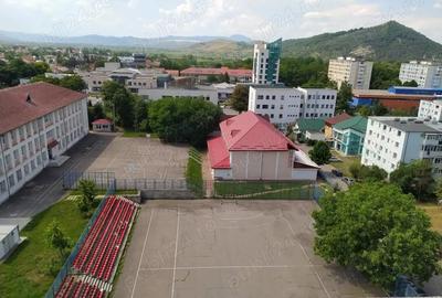 Apartament cu 3 camere semidecomandat în Onești - 1