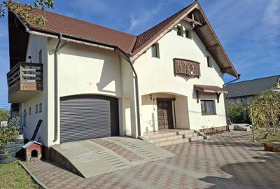Casă cu 4 camere în Spătaru