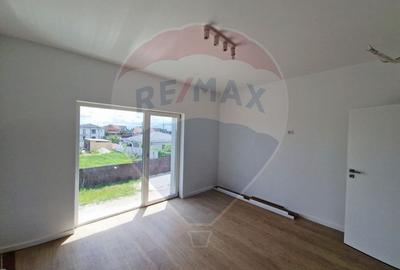 Casa / Vila - 132,5 mp  , teren - 264 mp  / zona Carcea - 10