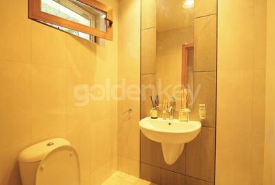 Vila nemobilata in complex cu piscina | 2 garaje - 10