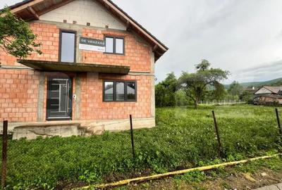 Casă cu 4 camere cu Teren 1000 Mp în Central
