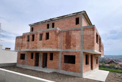 Casă cu Teren 200 Mp în Central