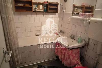 Apartament cu trei camere de vanzare in zona Micro 4 - 3