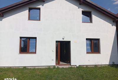 Casă cu 3 camere cu Teren 300 Mp în Livada