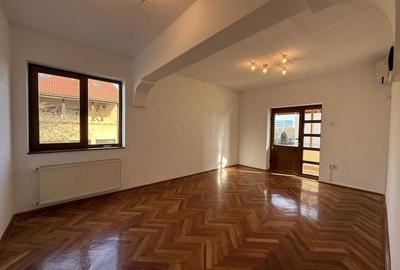 Vila spațioasă în Sisesti | 600 mp | 9 locuri de parcare | Teren 1500 mp - 22