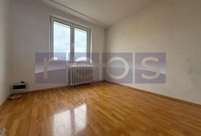 Apartament cu 3 camere semidecomandat în Tei