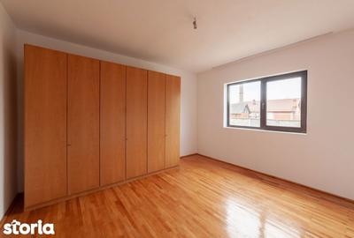 Casă cu Teren 4563 Mp în Central - 16