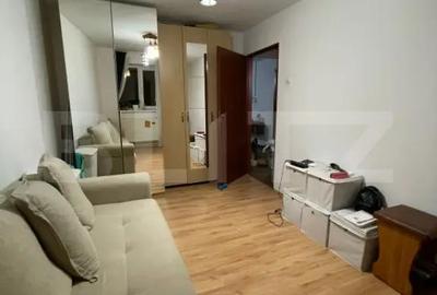 Apartament cu 3 camere semidecomandat în Micro 5