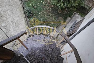 Casă cu 5 camere cu Canalizare în Central - 1
