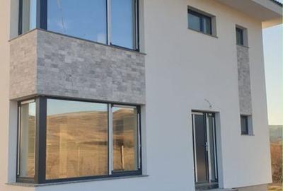 Casă cu 4 camere în Câmpenești