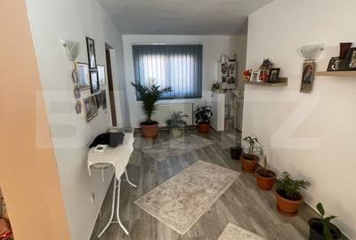 Casa cu 3 camere, 90 mp, 2 anexe gospodaresti si teren de 3000 mp, zona Crucisor