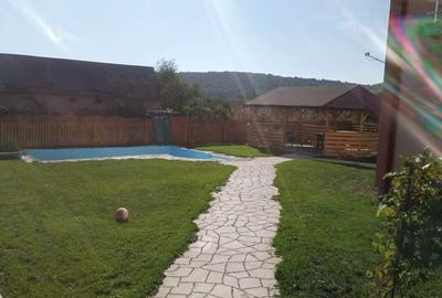Casa cu piscina, 6 camere si 3 bai