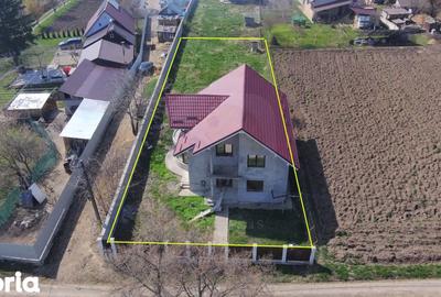 Casă cu 4 camere cu Teren 953 Mp în Girov - 2