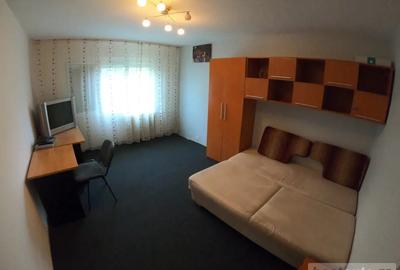 Inchiriez garsoniera in complexul studnetesc la etajul 2 - 4