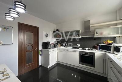 Apartament cu 3 camere semidecomandat în Turnișor