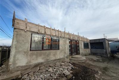 Casă individuală cu 4 camere cu Canalizare în Stâlpu