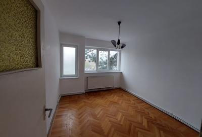 Apartament cu 3 camere semidecomandat în Gării