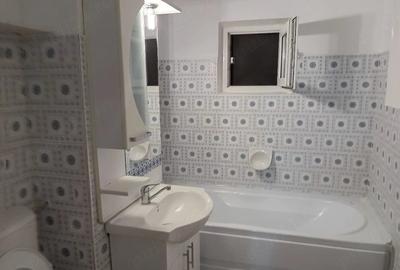 Apartament cu 3 camere decomandat în Exterior Vest