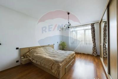 Casă cu 6 camere cu Garaj în Vărăști - 4
