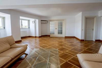 Penthouse cu 4 camere semidecomandat în P-ța Unirii