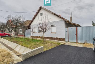 Casă individuală cu 4 camere cu Canalizare în Periferie - 1