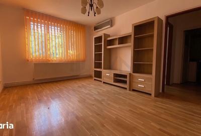 Apartament cu 3 camere semidecomandat, mobilat în 1 Mai