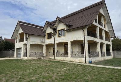 Casă individuală cu 8 camere cu Canalizare în Dumbrăvița