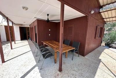 Casă cu 4 camere în Desa
