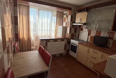 Apartament cu 3 camere semidecomandat, mobilat în Apusului
