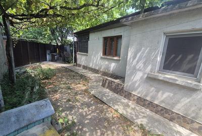 Casă cu 4 camere cu Canalizare în Central
