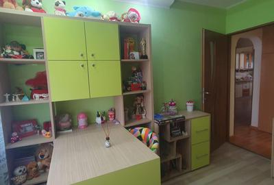 Apartament cu 3 camere decomandat, mobilat în Caransebeș