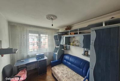 Apartament cu 3 camere semidecomandat în Dărmănești