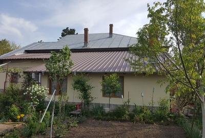 Casă cu 4 camere în Ion Roată