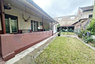 Casă individuală cu 8 camere cu Canalizare în Rogerius - 1