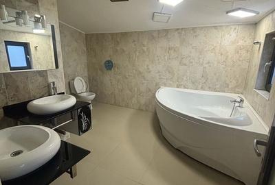 Casă cu 6 camere cu Canalizare în Central - 1