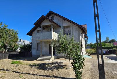 Casă individuală cu 7 camere cu Teren 1560 Mp în Central - 1