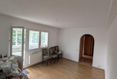 Apartament cu 3 camere semidecomandat în Gorjului