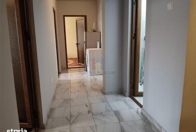 Apartament cu 3 camere decomandat în Obor