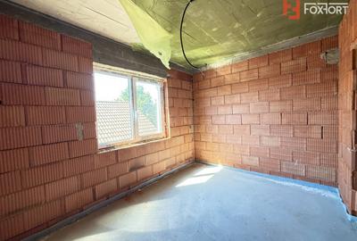 Casă cu 5 camere cu Teren 300 Mp în Sânmihaiu Român