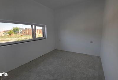 Casă cu 5 camere cu Teren 372 Mp în Dumbrăvița