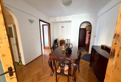 Apartament cu 4 camere semidecomandat în Universitate