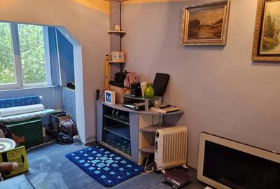 Apartament cu 3 camere semidecomandat în Central - 1
