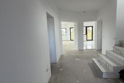 Casă cu 5 camere cu Teren 335 Mp în Central