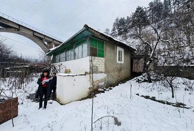 Casă cu Teren 630 Mp în Gura Văii - 1